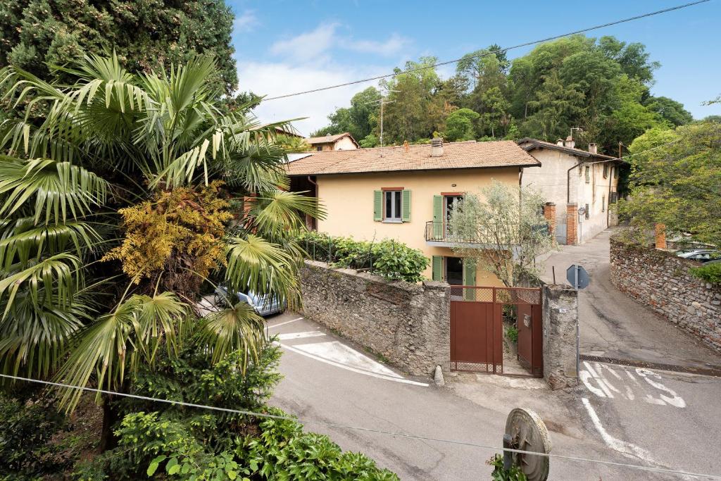 a house on a street with a palm tree at Casa romantica in Ispra