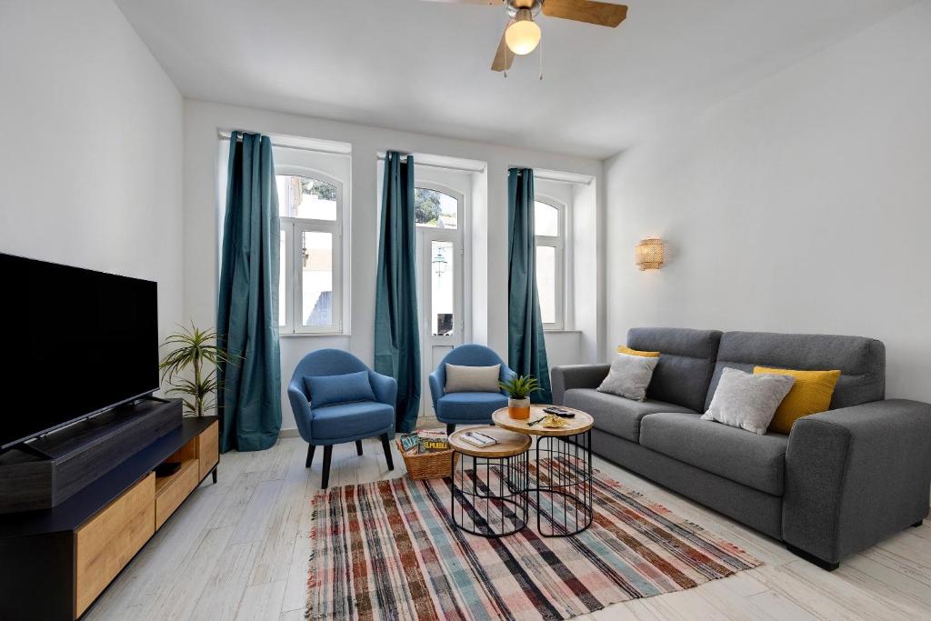 a living room with a couch and a tv at Villa Xique 9 in Monchique