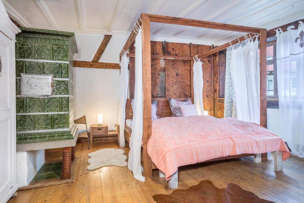 a bedroom with a canopy bed in a room at Lemkamp groß in Markdorf