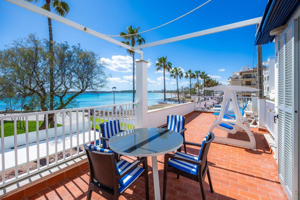 a balcony with a table and chairs and the ocean at Casa Antonia in Cala Millor