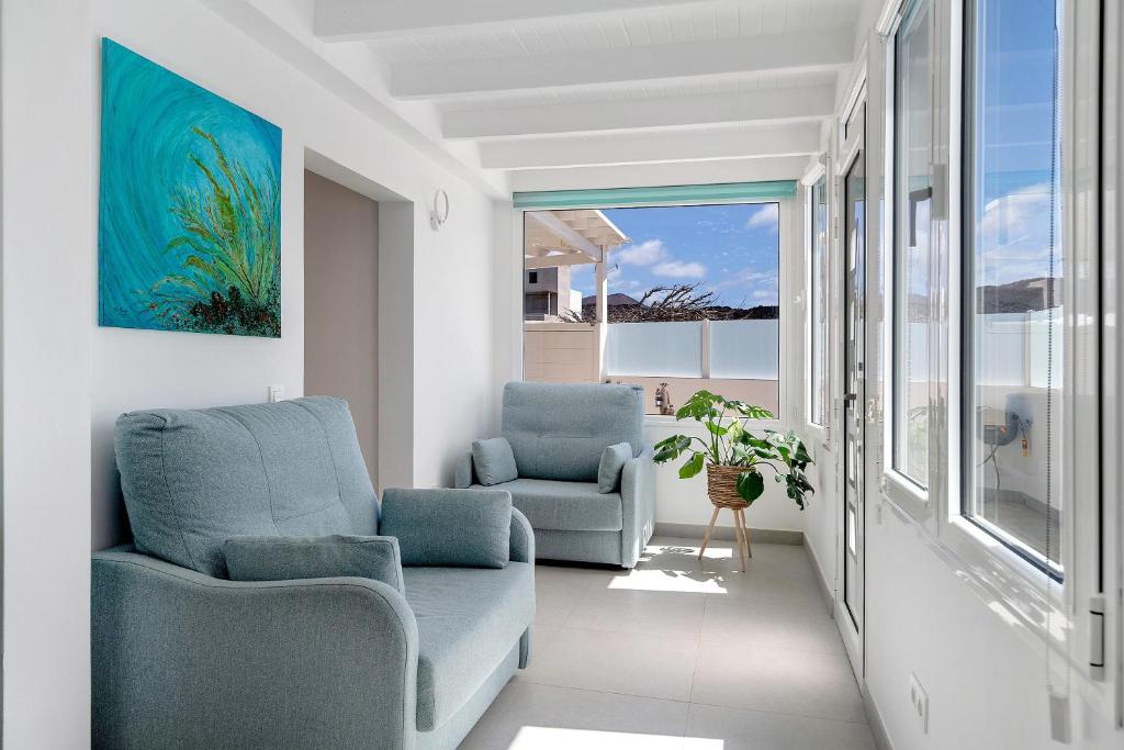 a living room with two chairs and a couch at El Pasero in El Golfo