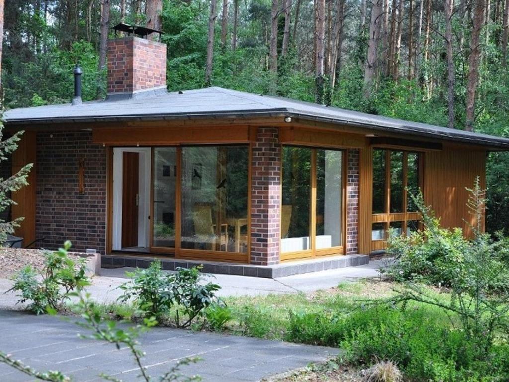 a small brick house in the woods at Waldhaus Jakober in Maasdorf