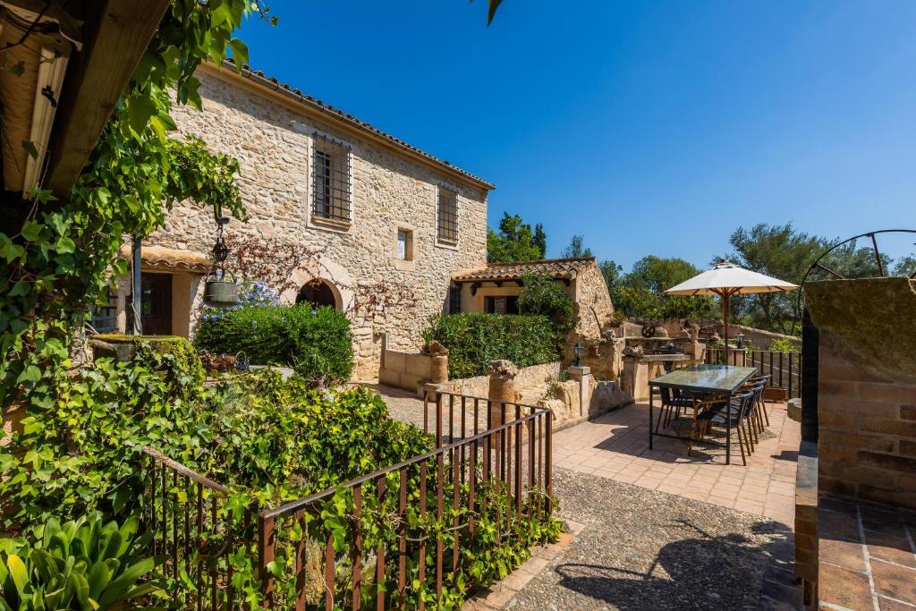 an external view of a house with a patio at Es Forn in Petra