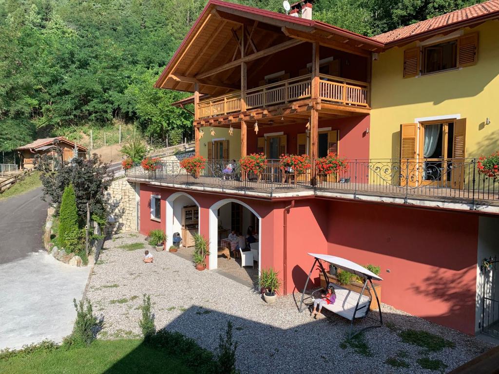 an aerial view of a house with a balcony at Agritur Sotto il Melo in Caldes