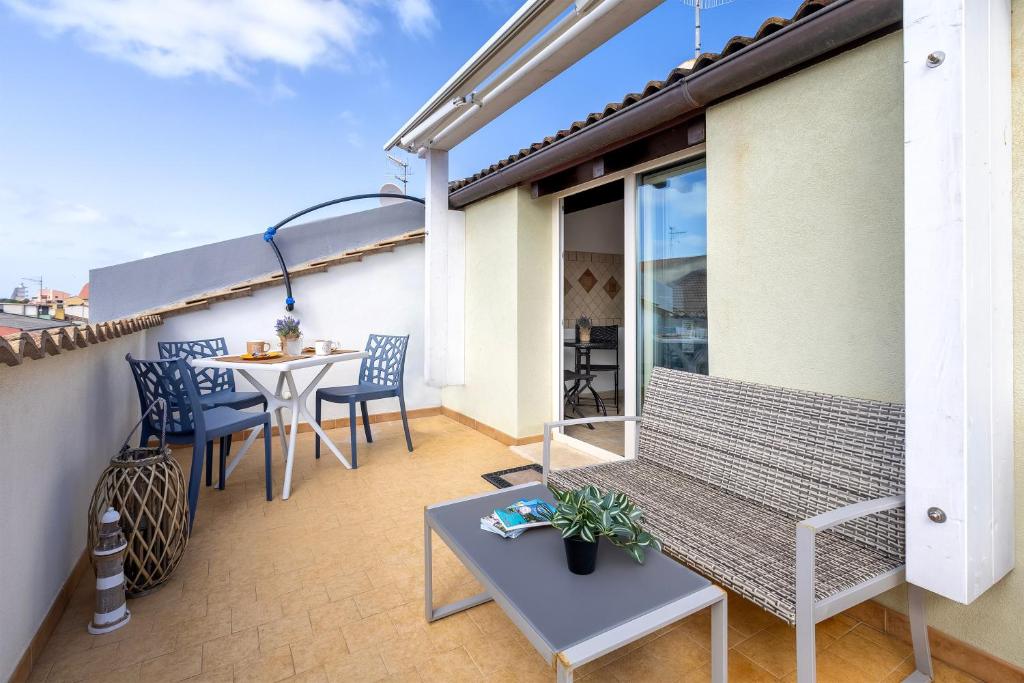 a balcony with a bench and a table at L'angolo Porto Torres in Porto Torres