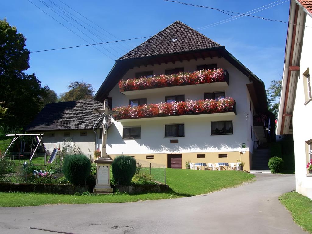 a house with flowers on the side of it at Kuryhof in Simonswald
