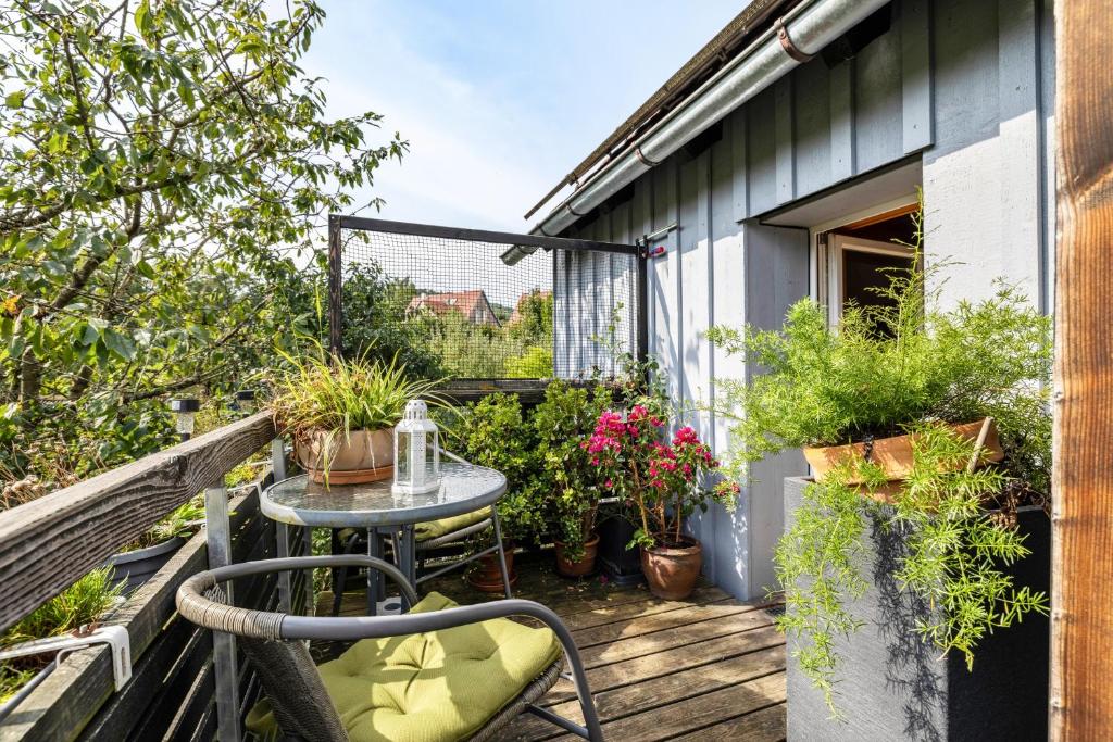 a small balcony with a table and some plants at Ferienwohnung Rabus in Bisingen