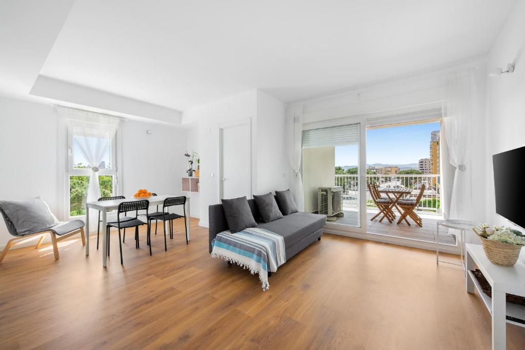 a living room with a couch and a table at Lopimar Bonito in Canet de Berenguer