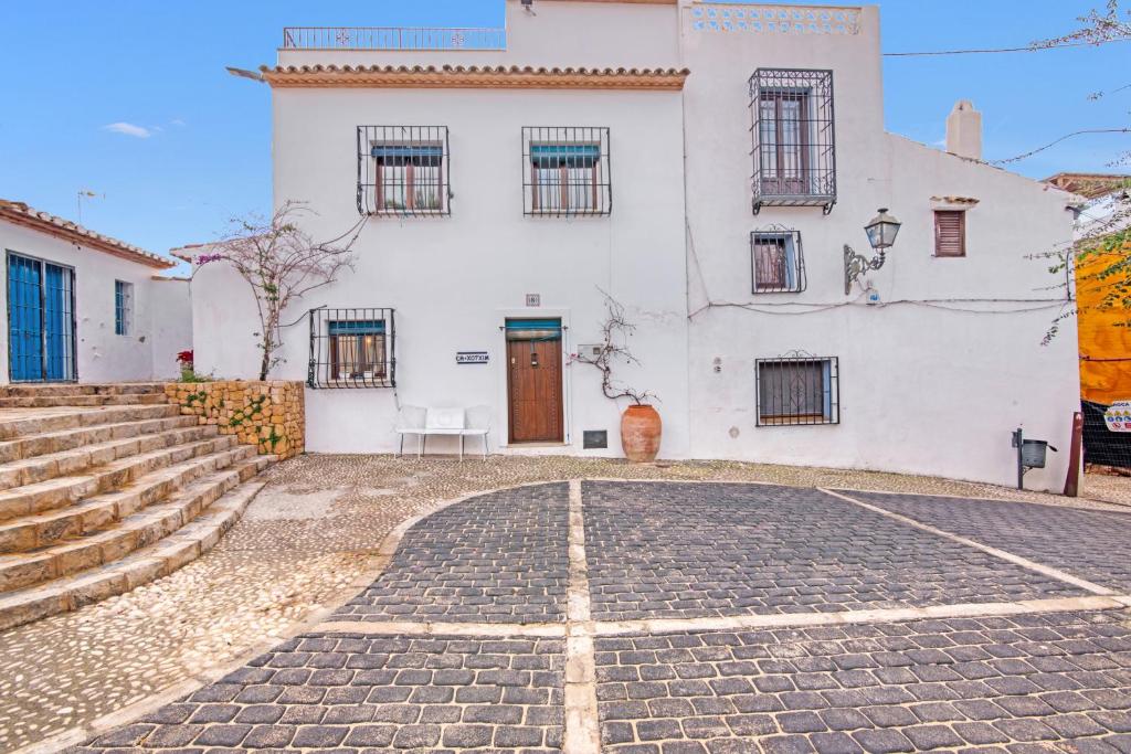 a white house with a staircase in front of it at Ca Xotxim in Altea