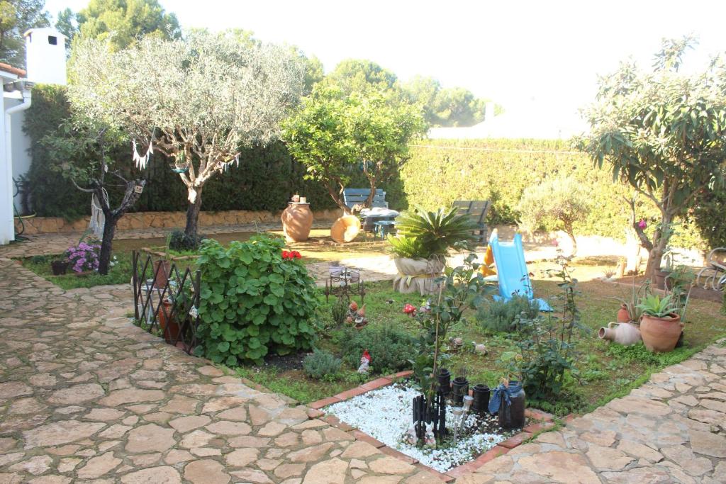 a garden with plants in a yard with a fence at Ca Margarita in Benegida