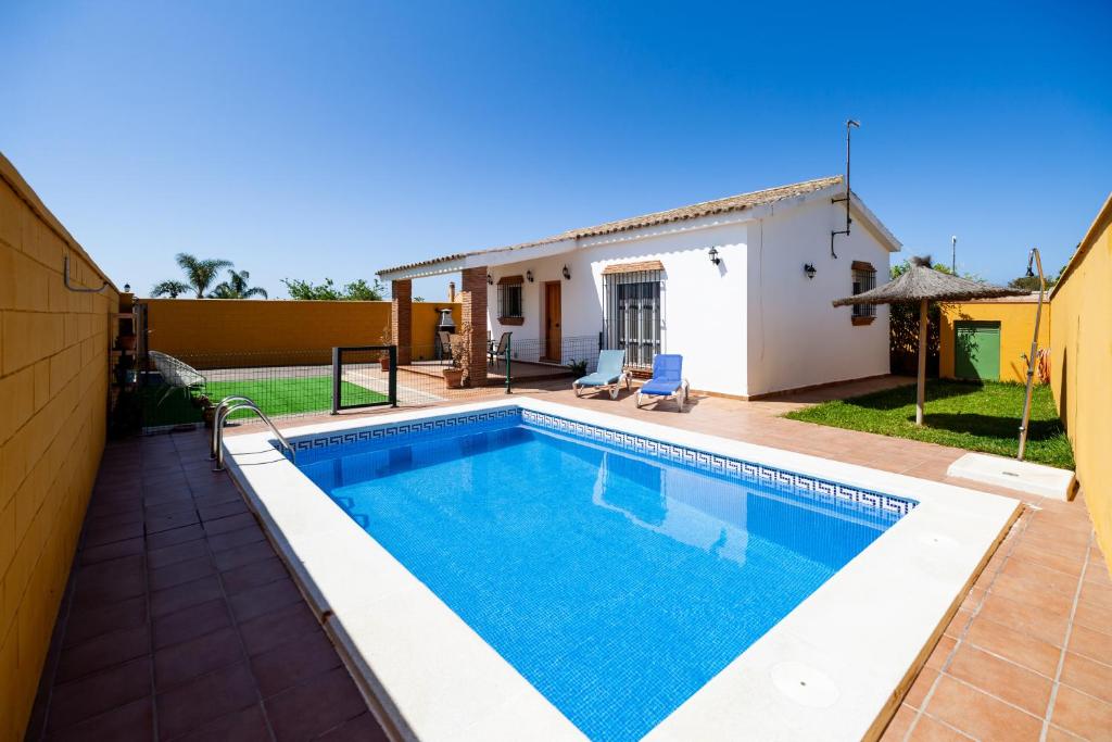 a villa with a swimming pool and a house at Luisa 2 in Conil de la Frontera