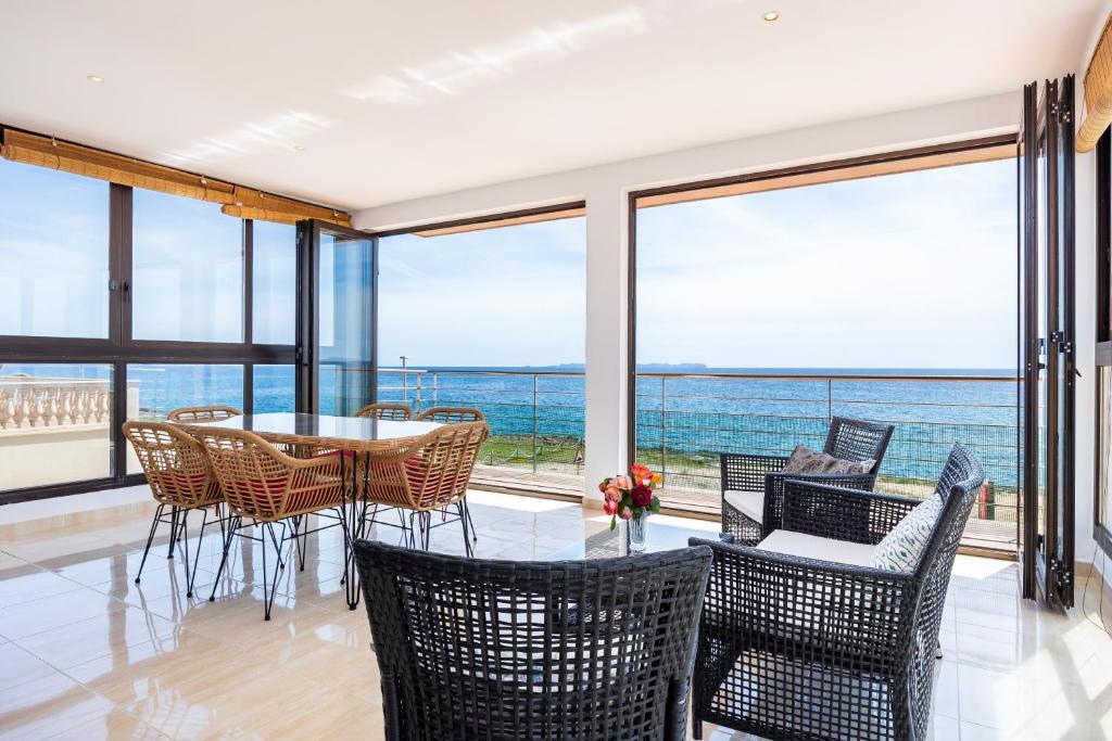 a dining room with a view of the ocean at Brisas Vista Mar in Sa Ràpita