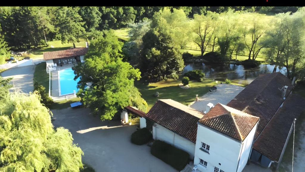 an aerial view of a house with a swimming pool at Gîte Des Roties in Poncins
