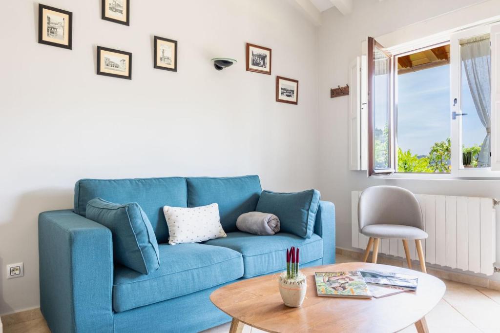 a blue couch in a living room with a table at Las Candelas - Las Sopeñas in Oreña
