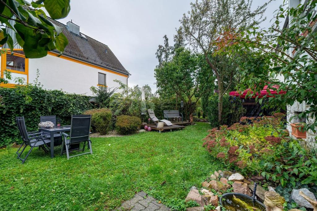 a garden with a table and chairs in the yard at Ferienwohnung Bettersleepat8 in Limburg an der Lahn