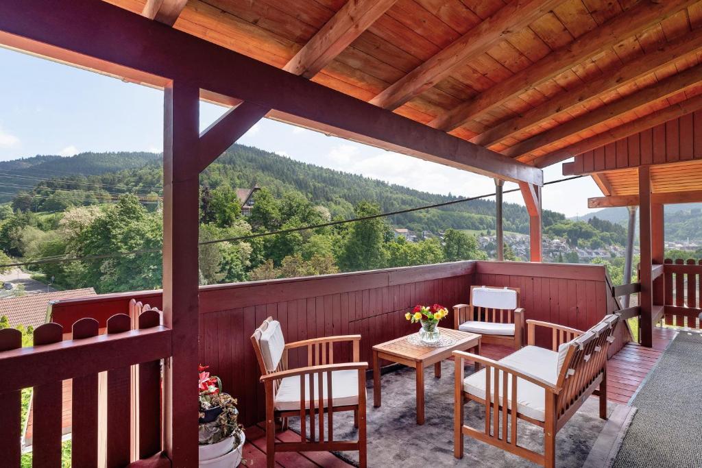a screened in porch with a table and chairs at Vogtshaus de Luxe in Gernsbach