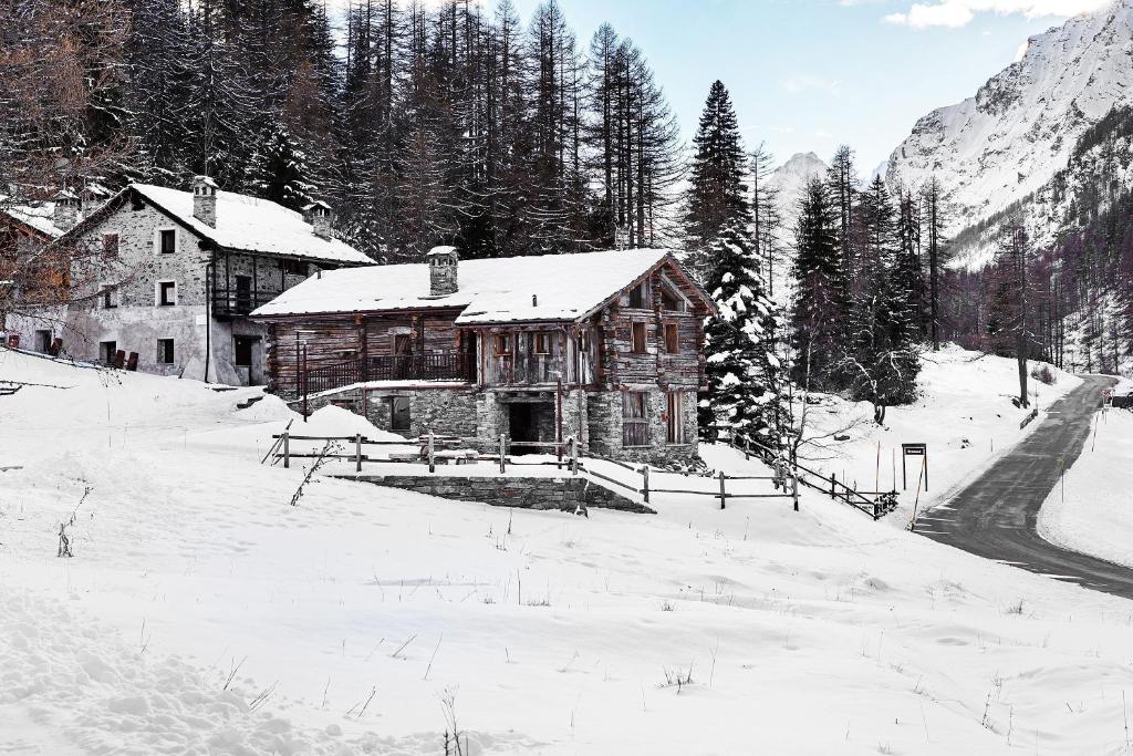 eine Blockhütte im Schnee in einem Berg in der Unterkunft Chalet Brenand in Rhêmes-Notre-Dame
