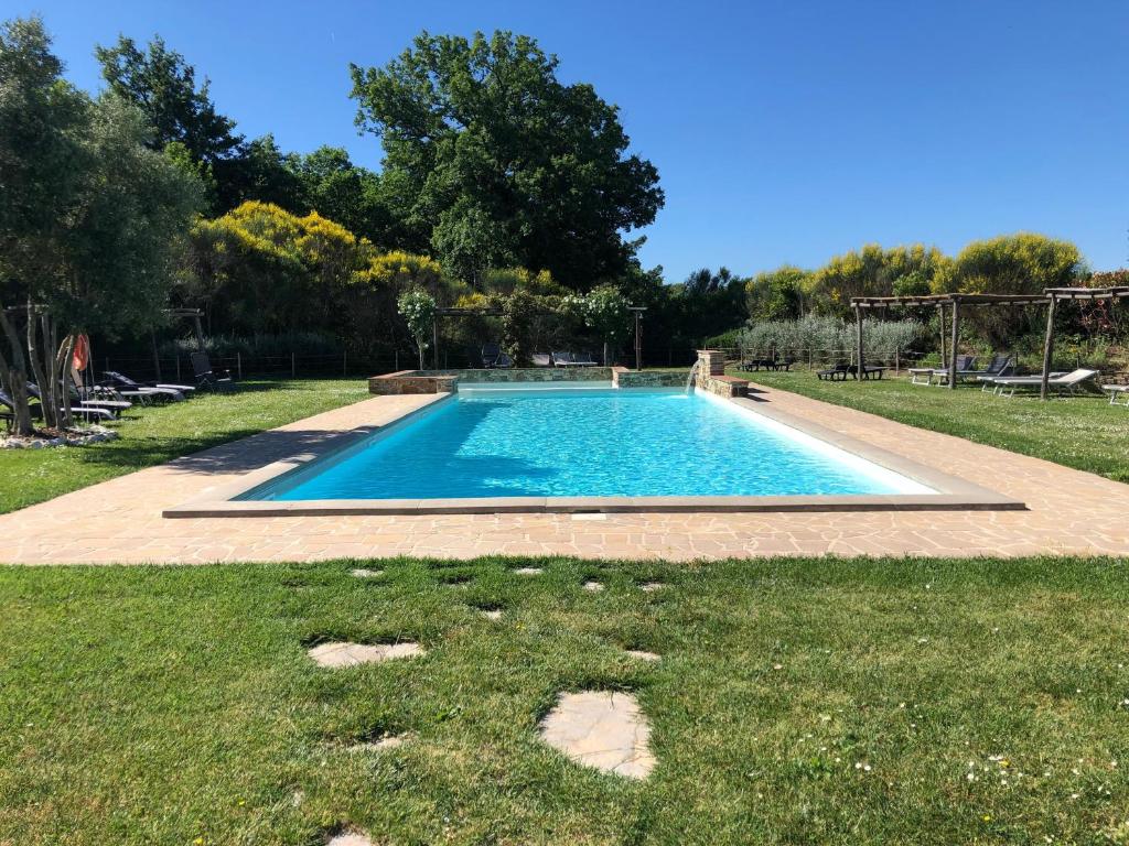a swimming pool in the middle of a yard at Appartamento Cipresso in Trequanda