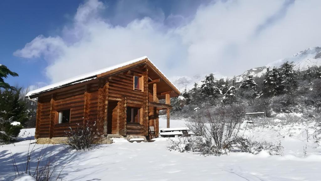a log cabin in the snow at Le Chalet Neige in Chorges