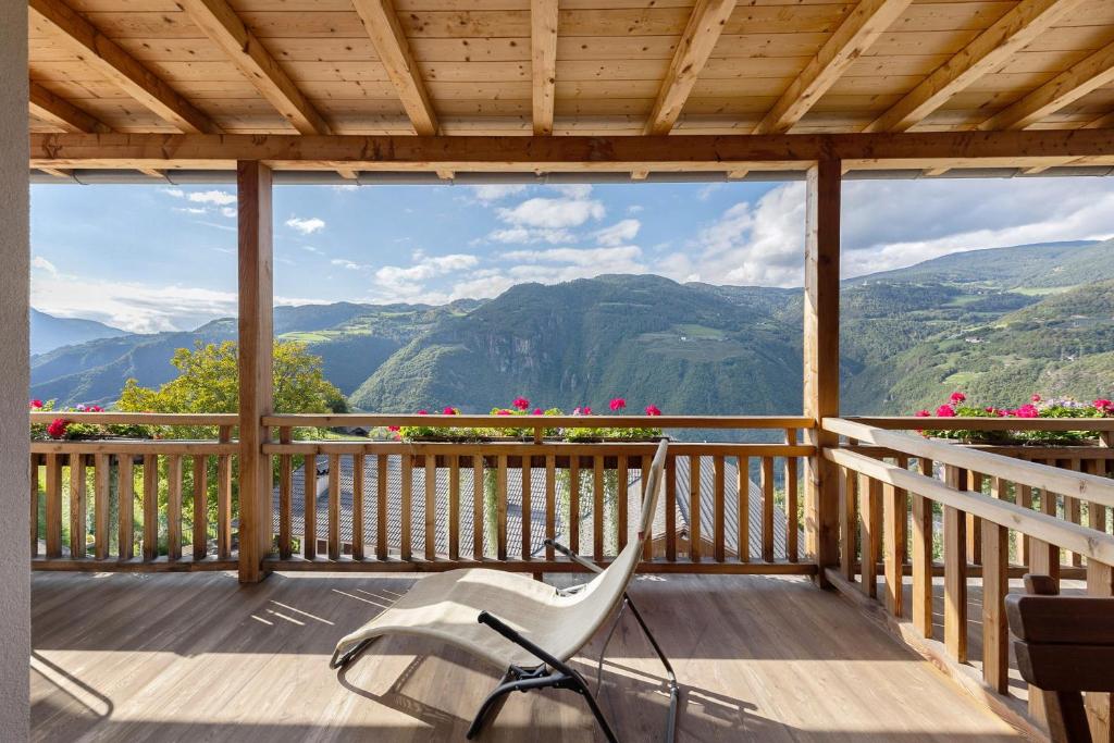 a room with a balcony with a view of mountains at Obertrisaierhof Wohnung 4 in Fie allo Sciliar