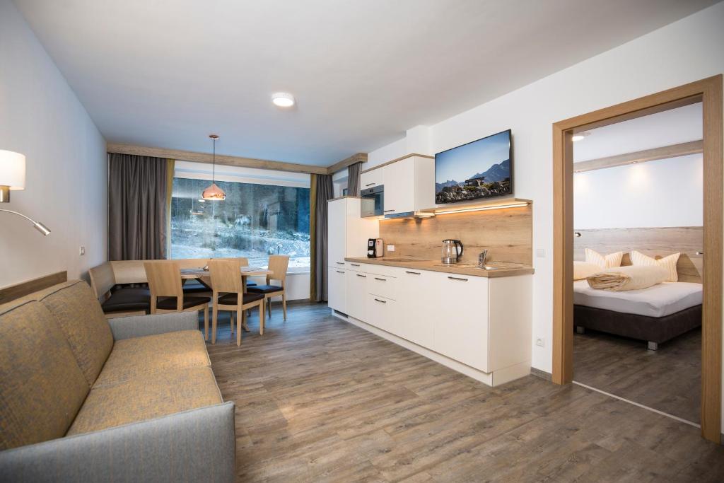 A kitchen or kitchenette at Alps Tux