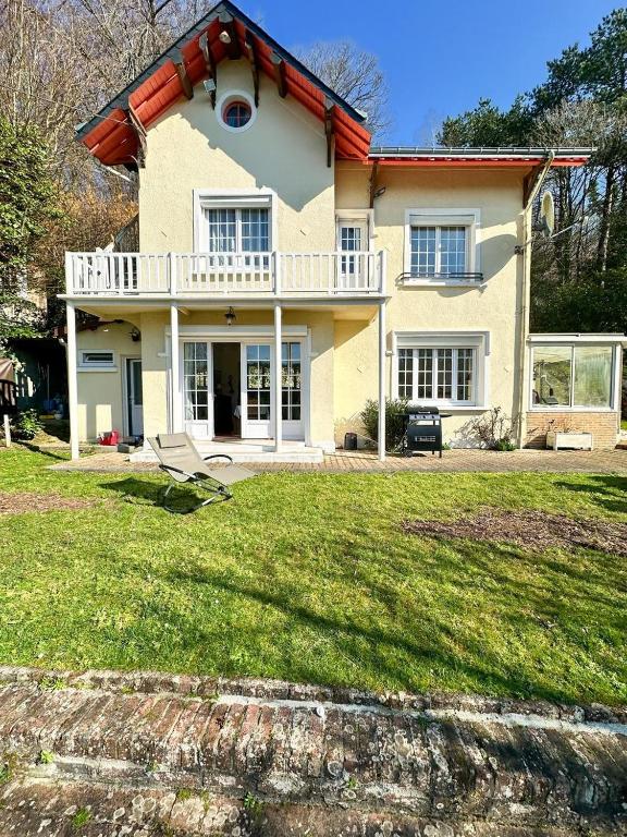 a large house with a lawn in front of it at Maison Robinson in Yport