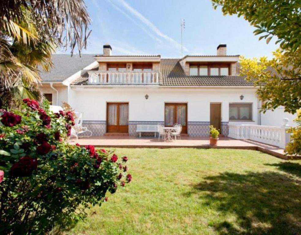 a large white house with a yard with a yard at Casa Senda Bardenas in Cabanillas