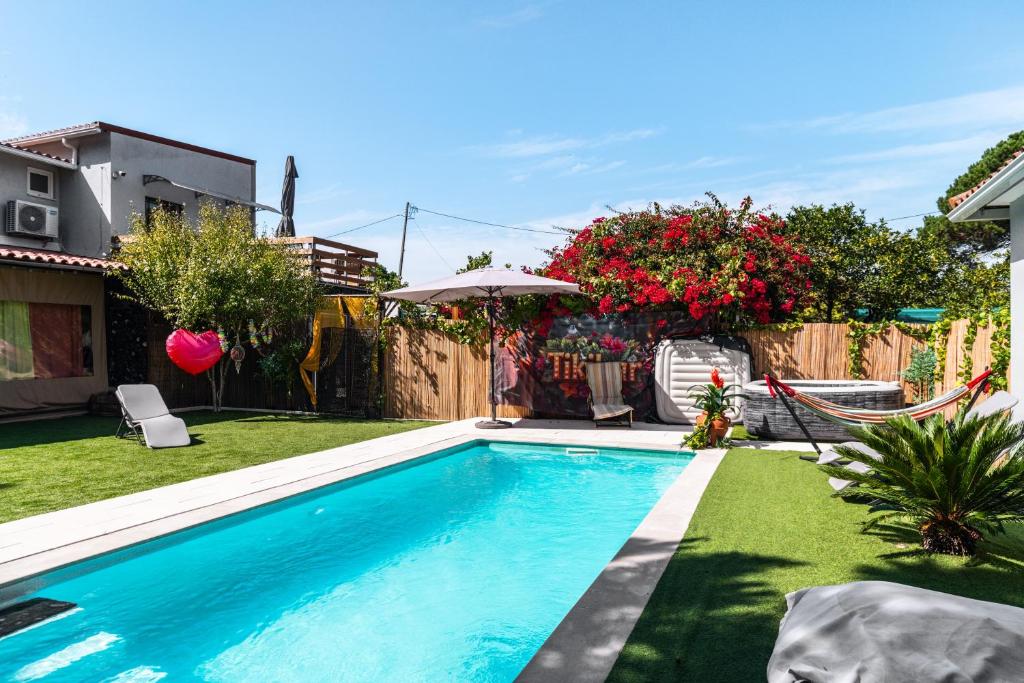 a swimming pool in a yard with a fence at Rebelsardine in Charneca