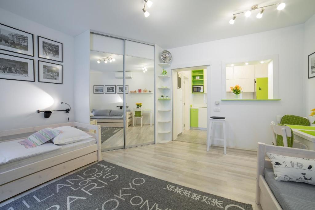 een slaapkamer met een bed en een kamer met een tafel bij Gornji grad Apartman in Zagreb