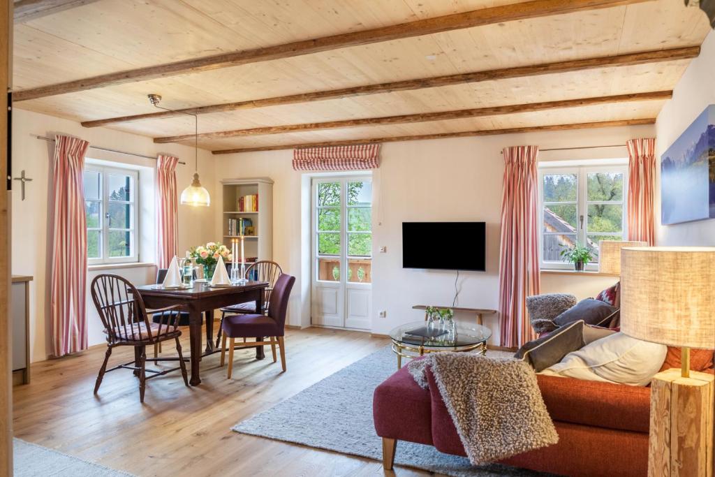 ein Wohnzimmer mit Sofa und Tisch in der Unterkunft Lisbeth in Rottenbuch