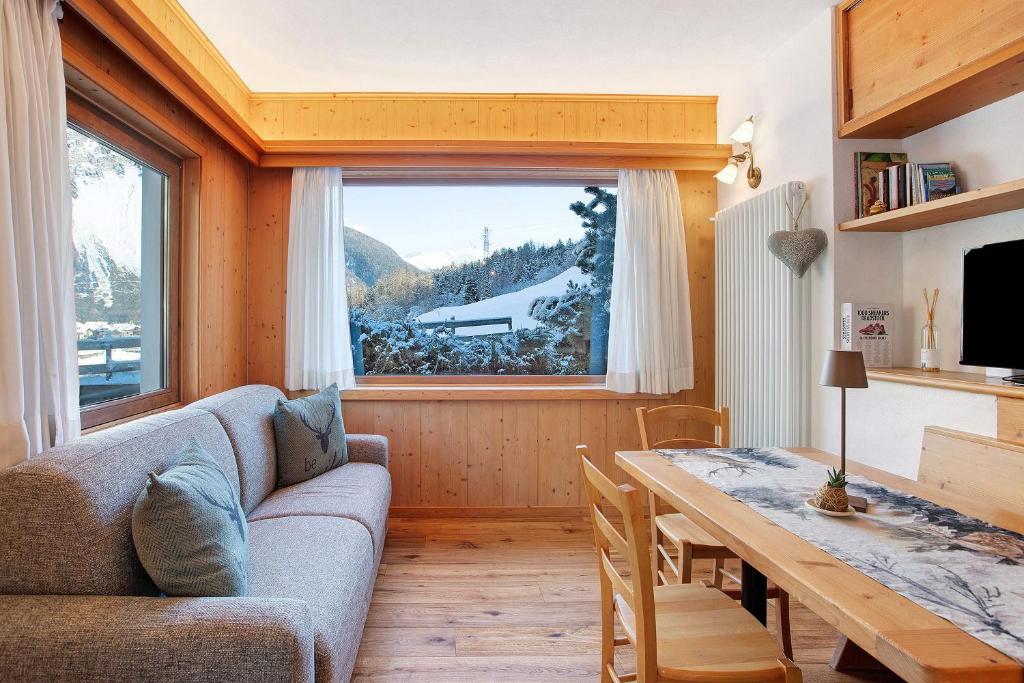 a living room with a couch and a table at Tra-monti e Mare Bormio in Valdidentro