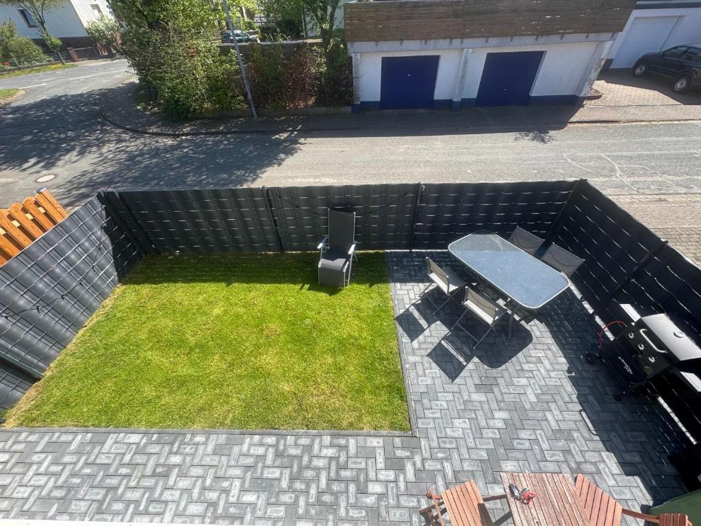 an overhead view of a patio with a table and chairs at M und S - Landidyll am Weiher in Harsum