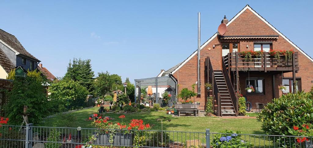 a brick house with a garden in front of it at Ferienwohnung in Etelsen in Langwedel