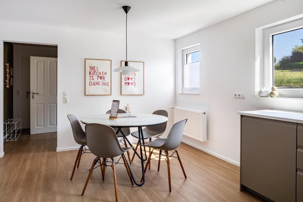a kitchen and dining room with a table and chairs at Zimis Hofnest in Freiamt