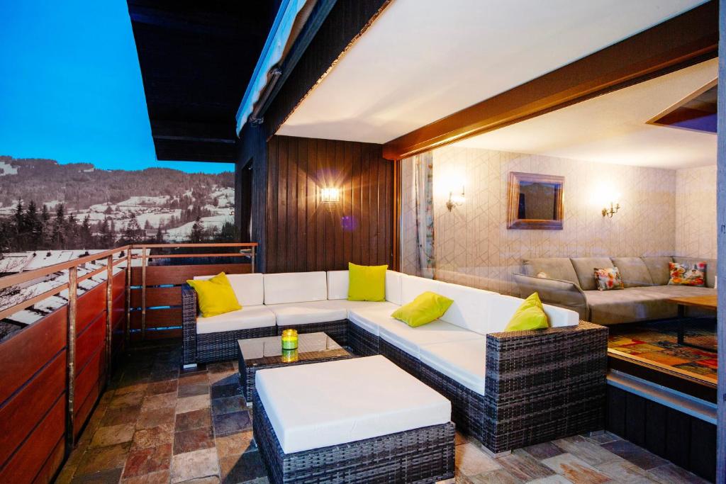 a balcony with a couch and a table at Nini´s Berge in Sonthofen