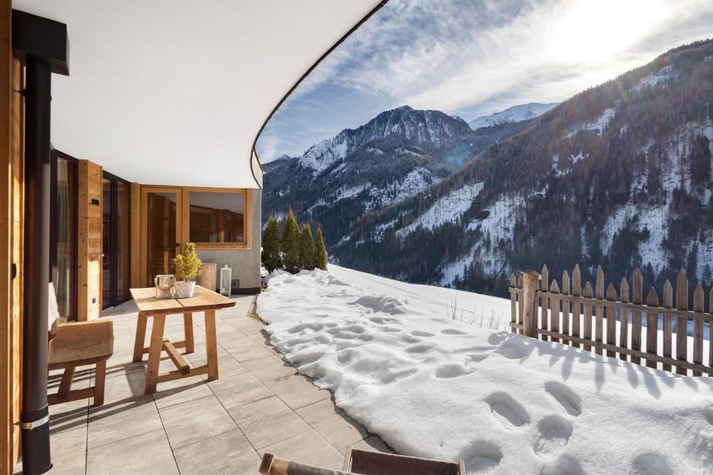 a balcony with a view of a snowy mountain at Chalet-Suite Wald in Selva dei Molini