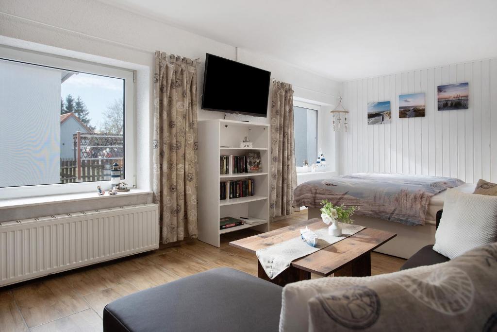 a living room with a bed and a couch at De lütt Stuf - Urlaub mit Hund in Born