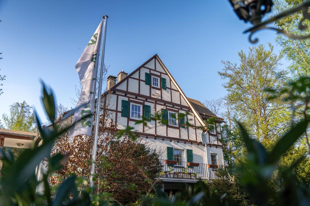 ein Haus mit einer Flagge davor in der Unterkunft Jachthuus in Brilon