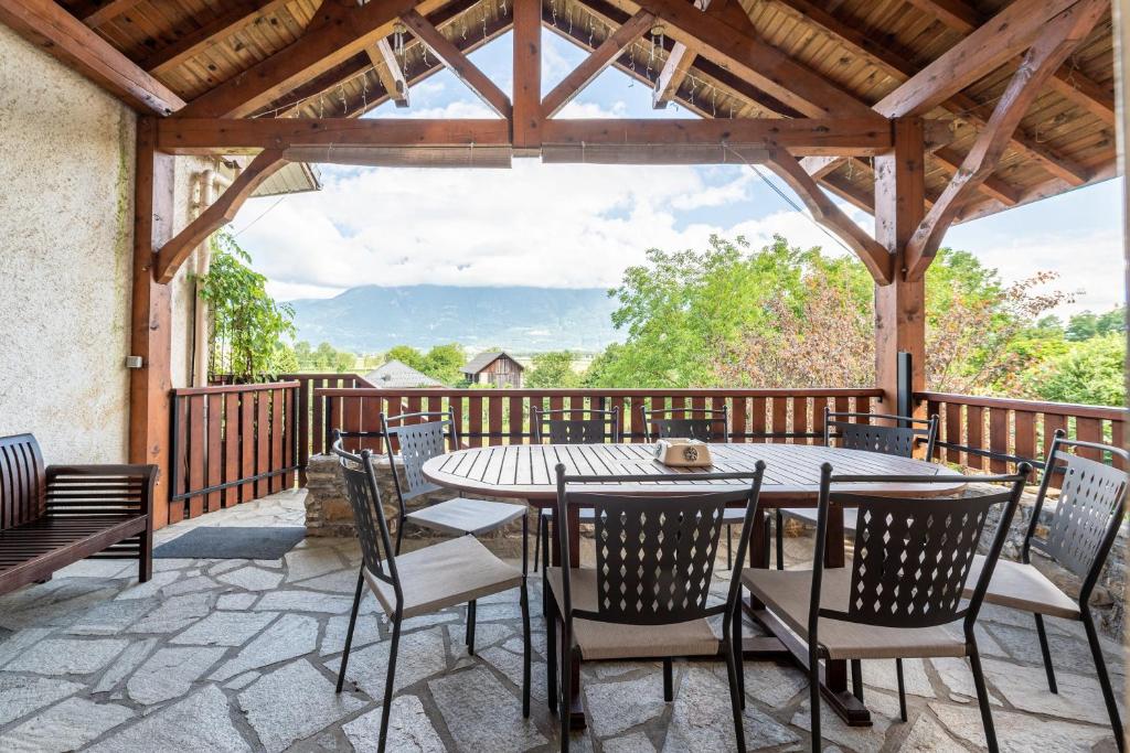 an outdoor patio with a table and chairs at Gîte le Chamoyard in Chamoux-sur-Gelon