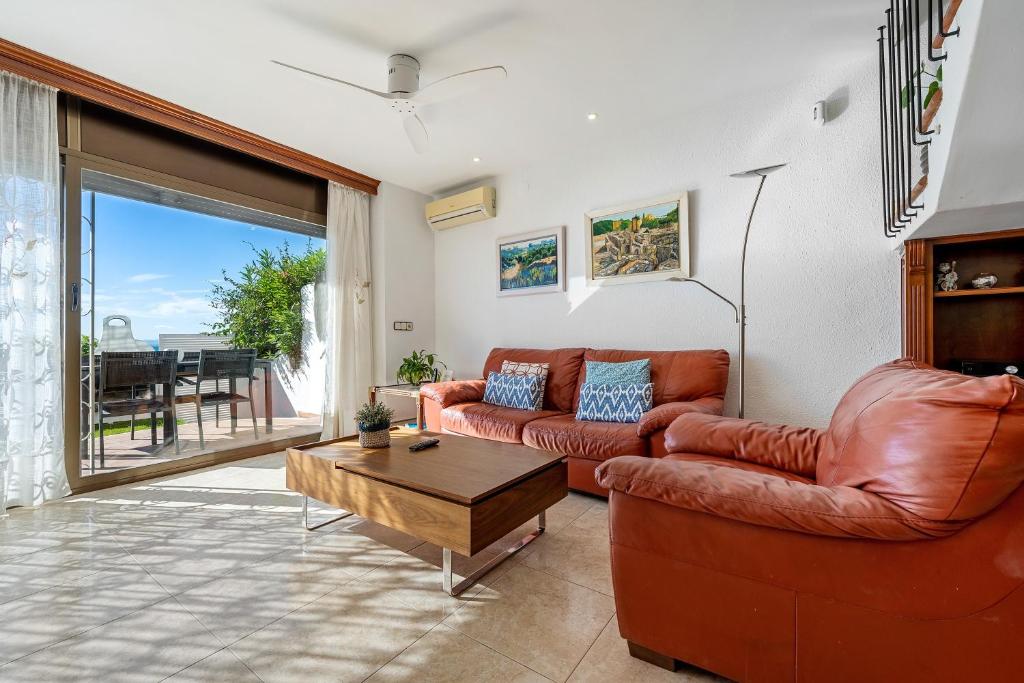 a living room with a couch and a table at Ca la Montse in Altafulla