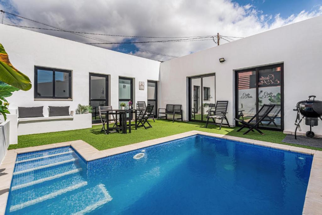 a villa with a swimming pool and a patio at Casita El Pleito in Candelaria