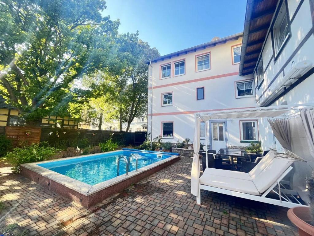 a swimming pool in a yard next to a building at Ferienwohnung Bernoth in Erfurt