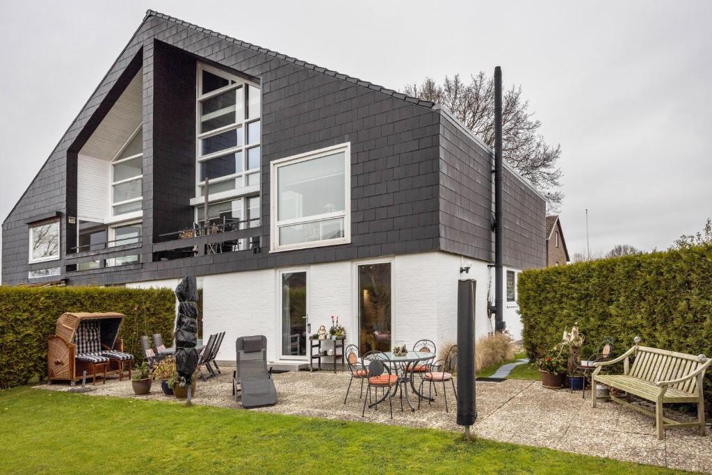 a black and white house with a patio at Haus Erika in Brunsbüttel