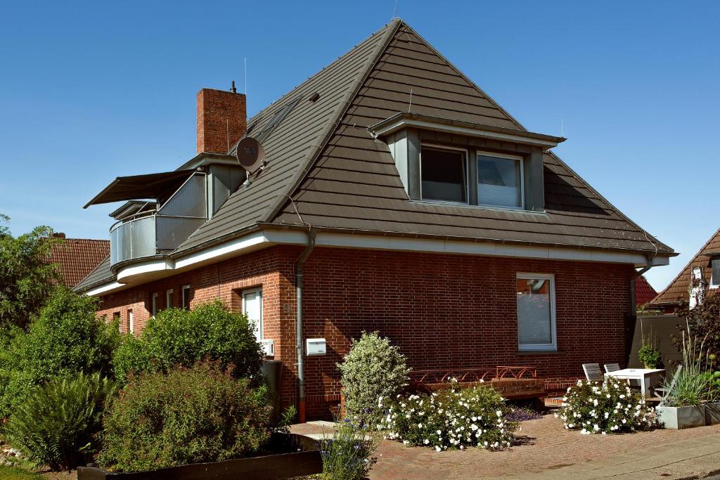 a brown brick house with a gambrel roof at Haus Schulz in Heide