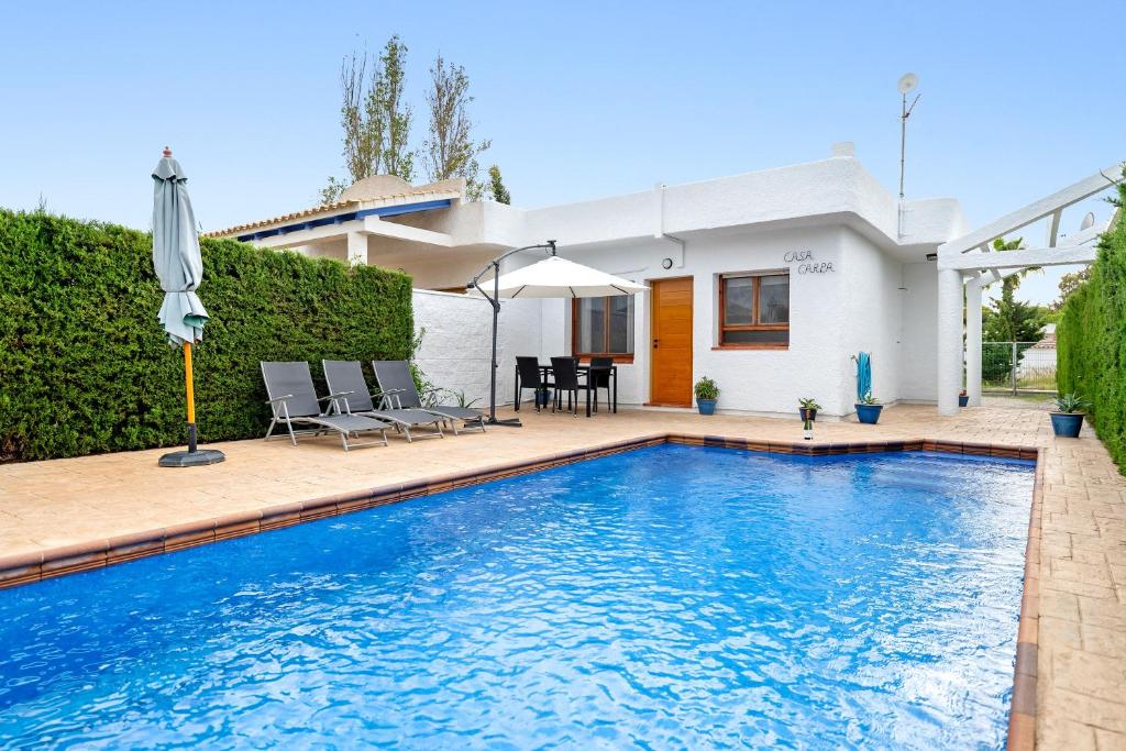 eine Villa mit Swimmingpool und einem Haus in der Unterkunft Carpa in Riumar