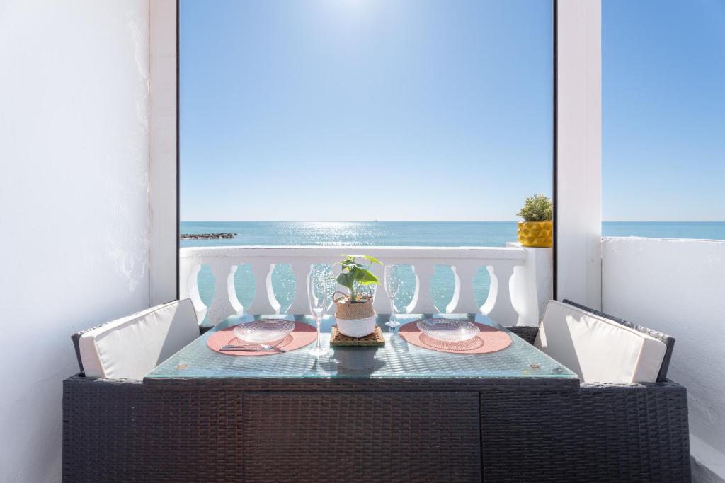 a table with two chairs and a view of the ocean at Casacamer S in Sagunto