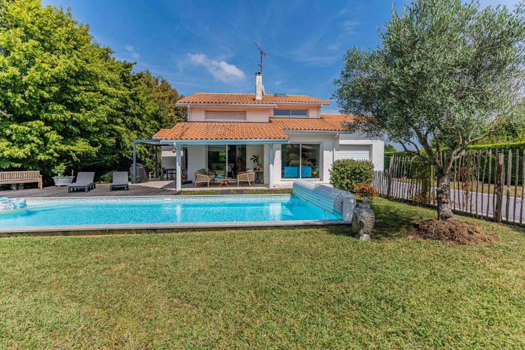 a villa with a swimming pool in a yard at Villa Saint-Martin - Pompignac in Pompignac