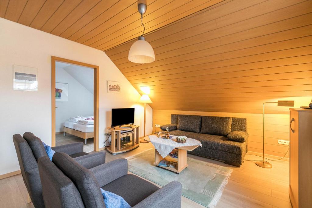 a living room with a couch and a table at Ferienwohnung Frischauf in Flensburg