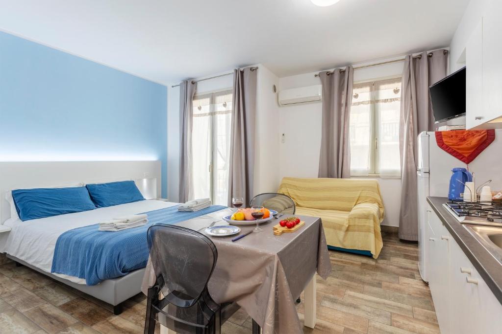 a bedroom with a bed and a table with a bowl of fruit on it at Casavacanzefranca - 14 in Terrasini