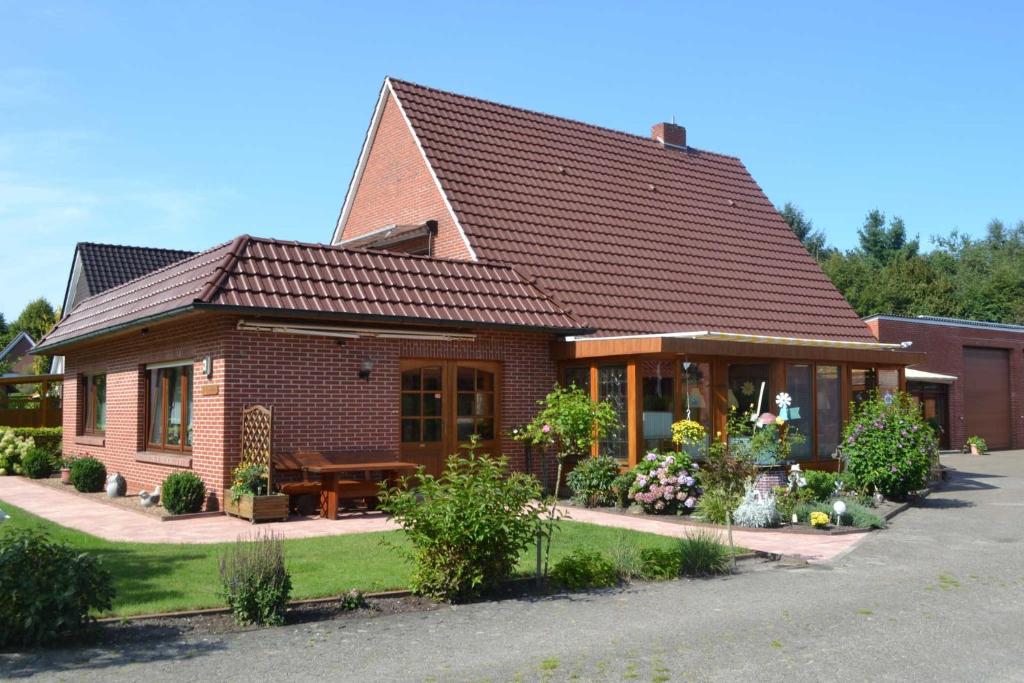 a small brick house with a table in front of it at Ferienwohnung Meins in Friesoythe